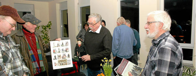 Groes Interesse zeigten die Gste der Buchvorstellung durch Autor Joachim Krause (rechts) auch am Bildmaterial und den von Besucher Werner Flmig mitgebrachten Puppen in Osterlnder Hochzeitstracht. Foto: Wolfgang Riedel